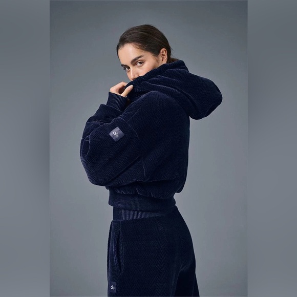 Alo Yoga Cropped Cozy Day Full Zip Jacket - Picture 3 of 17